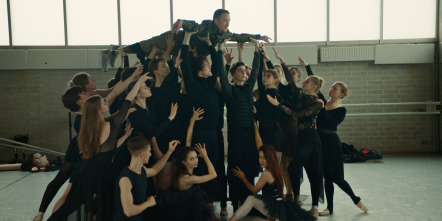 Imagen de Front row: ballet en tiempos de guerra - 6